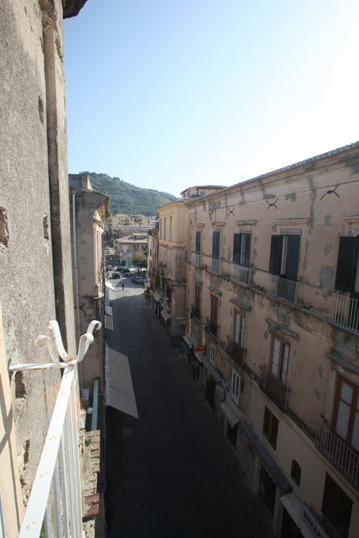 לינה וארוחת בוקר טרופאה Al Vecchio Castello מראה חיצוני תמונה
